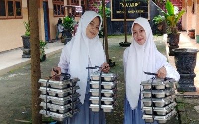 MBG TINGKATKAN SEMANGAT DAN KONSENTRASI BELAJAR SISWA MA MA’ARIF MOJO